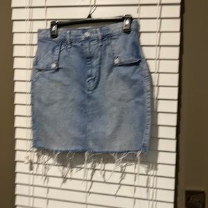 Gap jean skirt with cute button details. Front and back pockets.